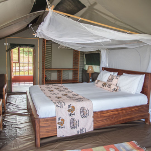 Doppelbett und Wohnbereich