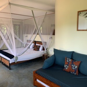 Doppelbett mit Moskitonetz