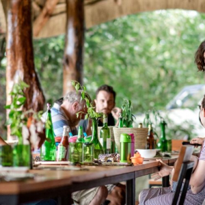 gedeckter Tisch Außenterrasse