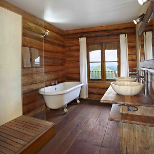 Badezimmer mit Badewanne und Dusche