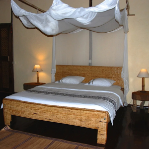 Doppelbett mit Moskitonetz