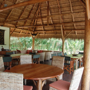 Terrasse mit Tischen