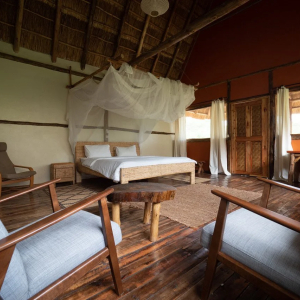 Doppelbett und Wohnbereich