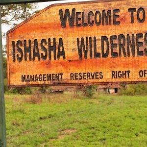 Willkommens Schild Ishasha Wilderness Camp