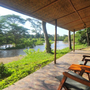 Terrasse mit Ausblick auf den Fluss