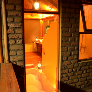 Badezimmer mit Badewanne und Dusche