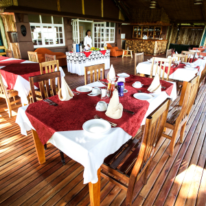 gedeckte Tische Speisebereich