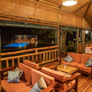 Pool und Lounge-Terrasse