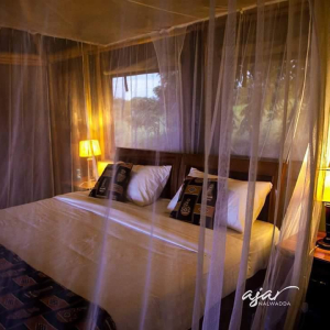 Doppelbett mit Moskitonetz