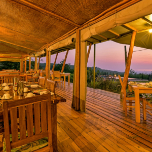 Hauptzelt Speisebereich und Lounge