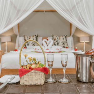 Doppelbett und Honeymoon Essenskörbchen und Sekt