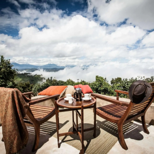 Aussichtsterrasse mit Stühlen und Tisch