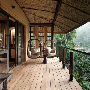 Balkon mit Hängestühlen