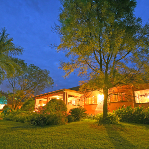 Hauptgebäude und Gartenanlage