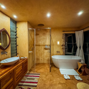 Badezimmer mit Badewanne und Dusche