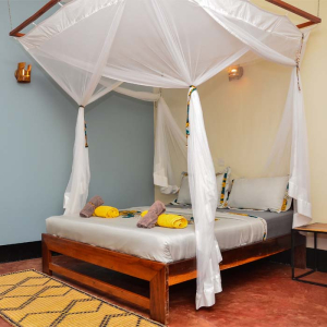 Doppelbett mit Moskitonetz