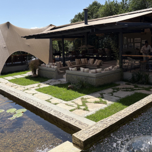 Überdachte Gartenlounge