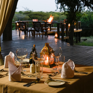 Feuerstelle und gedeckter Tisch