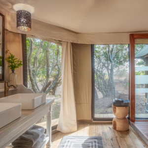 Badezimmer mit Doppelwaschbecken und Dusche