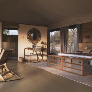 Doppelbett und Wohnbereich