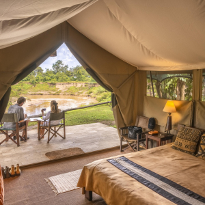 Zelt mit Ausblick auf den Fluss