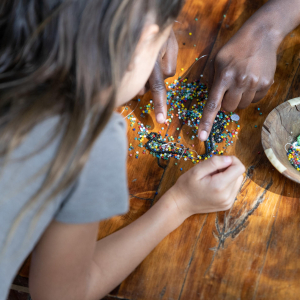 Kinderaktivitäten Perlenketten