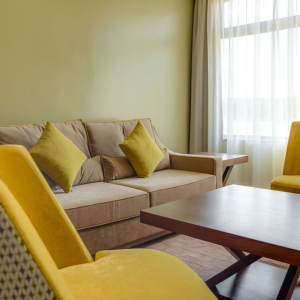 Family Suite Couch mit Tisch und Stühlen