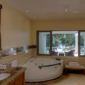Ocean View Suite Badezimmer mit Eckbadewanne