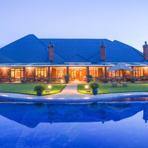 Poolbereich und Hauptgebäude