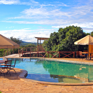 Pool mit Schirme und Sesseln