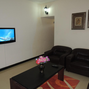 Fernseher und Sitzmöglichkeit