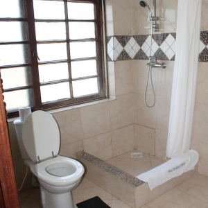 Badezimmer mit WC und Dusche