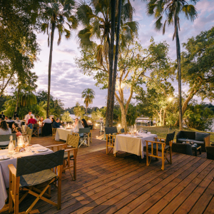 Terrasse mit Esstischen