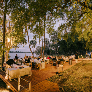 Terrasse mit gedeckten Tischen