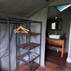 Garderobe und Waschbecken