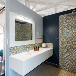 Badezimmer mit Waschbecken und Dusche