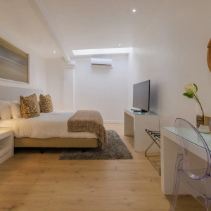 Schlafzimmer mit TV und Schreibtisch